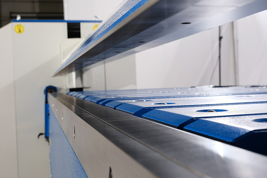 Eccentric transmission upper beam with safety stop and rapid folding beam for higher productivity